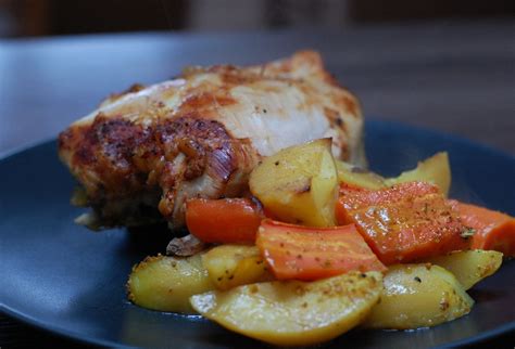 Ilustrácia jemného kuracieho karí s mrkvou