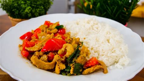 Servírované kuracie karí s ryžou a zeleninou