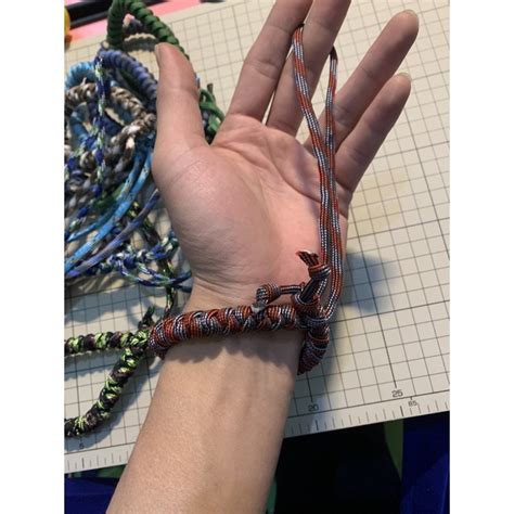 Ukážka pletenia uzlov na paracord obojku