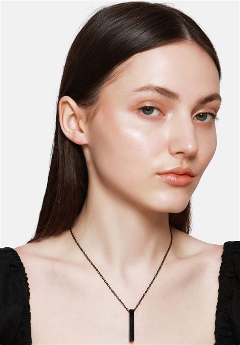 Modelka s čiernym tetovacím chokerom