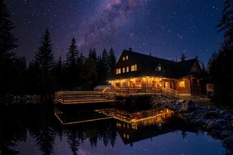 Rodina s labradorom pri jazere