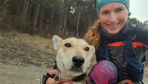 Poľovník so psom v lese