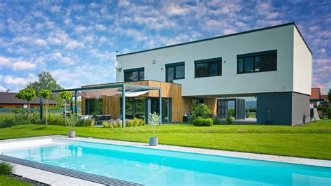 Dom so záhradou a veľký pes