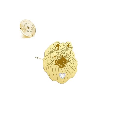 Rodina hrajúca sa s nemeckým vlčím špicom