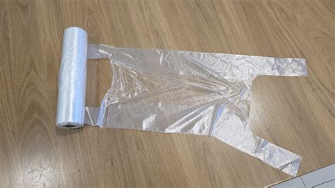 Pes prežúvajúci plastový sáčok