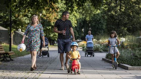 Rodina s bernským salašníckym psom v parku