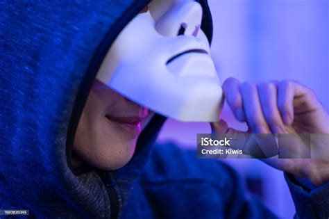 Detail srsti bradáča s maskou