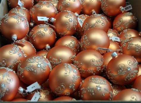 Široká ponuka vianočných ozdôb v obchode