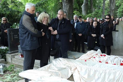 Pohreb psa na záhrade