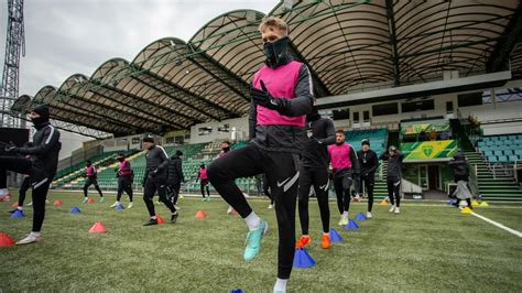 Športovec v šortkách Pitbull West Coast počas tréningu