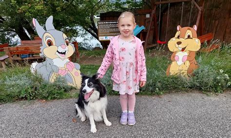 rodina s dalmatínom pri prechádzke