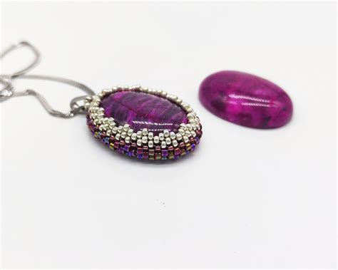 Ručne obšitý prívesok z minerálu Jaspis s Miyuki korálkami