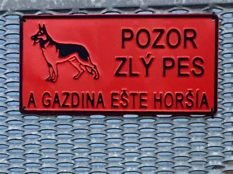 Гравированная табличка Pozor zlý pes на заборе