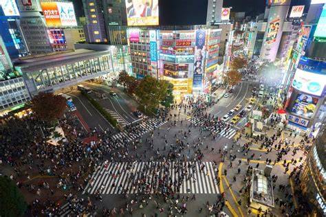 Obrázok zobrazujúci Hačikóa na stanici Shibuya a sochu v Tokiu