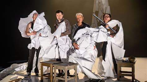 Pes na ceste pred autom