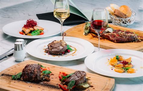 Ilustrácia psa vrčiaceho pri miske s jedlom