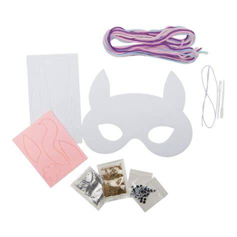 Materiály na výrobu masky: kartón, plsť, vata, gumička