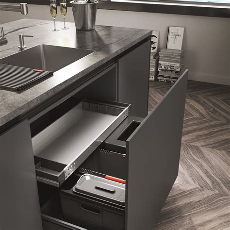 Odpadkový koš ve skříňce pod dřezem