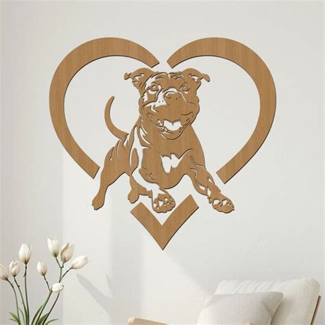 Drevený obraz amerického stafordšírskeho teriéra