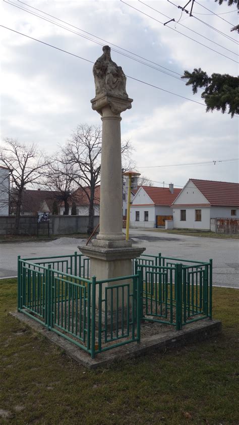 Pes značkujúci svoje teritórium na stĺpe