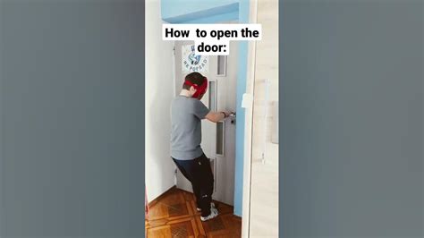 Pes sa snaží otvoriť dvere