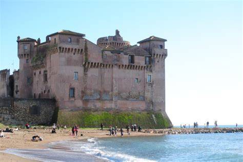Fotografia hradu Castello di Santa Severa nad plážou