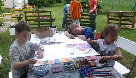 Deti kreslia a tvoria v ateliéri