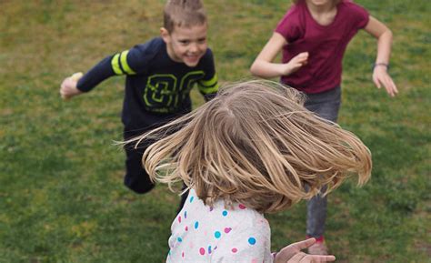 Deti sa hrajú s psom vonku