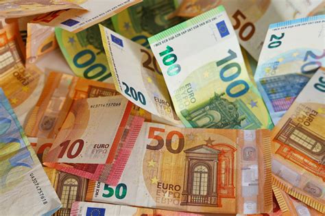 Človek umýva auto, aby zarobil peniaze