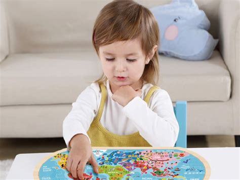 Deti skladajú puzzle s mapou sveta