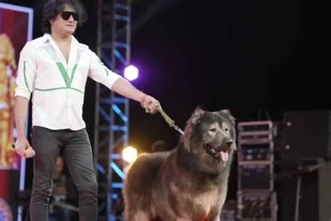 Chovateľ S. Sathish s psom Okami