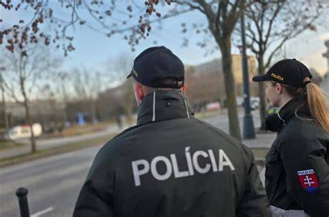 Mapa ukazujúca polohu Pavloviec nad Uhom a susedných obcí
