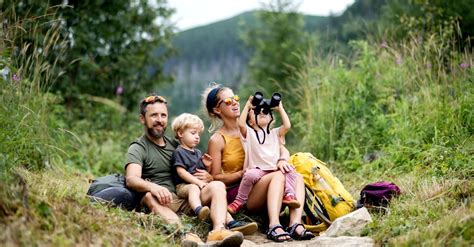 Rodina s deťmi a Európskym saňovým psom