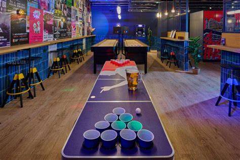 Infografika: rozloženie herného priestoru (ping-pong, shuffleboard, bar a VIP zóny)