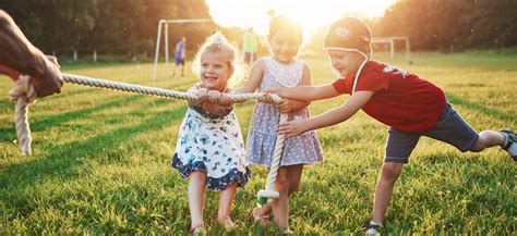 Deti sa hrajú s drevenými kockami