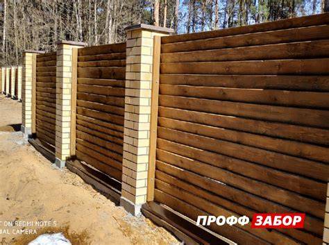 Материалы таблички и варианты крепления на забор