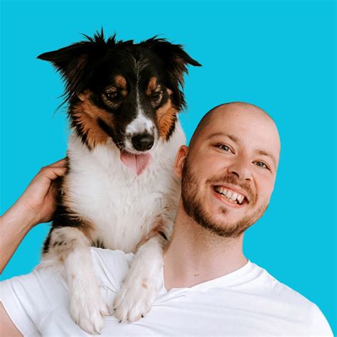 Pes s majiteľom počas tréningu na ulici