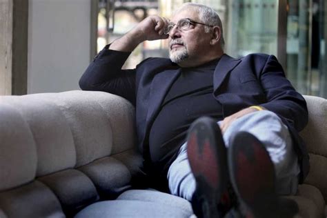 Ilustrácia človeka čítajúceho knihu pred spaním