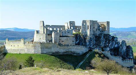 Beckovský hrad na brale s panoramatickým výhľadom nad okolie
