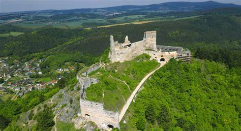 Panoramatický výhľad z Beckovského hradu na okolitú krajinu