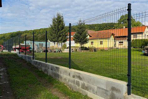 Kontrolovaný plot a zabezpečenie označenia psa
