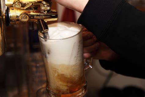 Infografika: ako čapovať sudové pivo správne