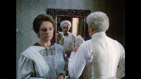 Interiér divadelnej scény s dekoráciami