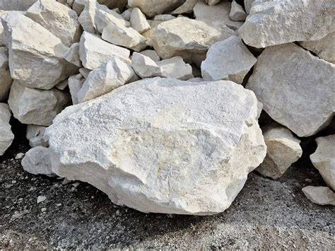 Obrázok ukazujúci pôvodný leštený vápenec na exteriéri Veľkej pyramídy a Sfingy