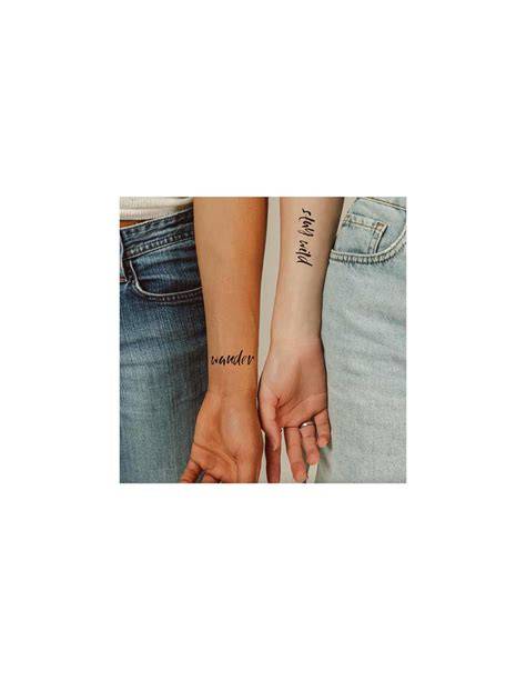 ilustracia typov tetovani mikrotattoo lowerback script