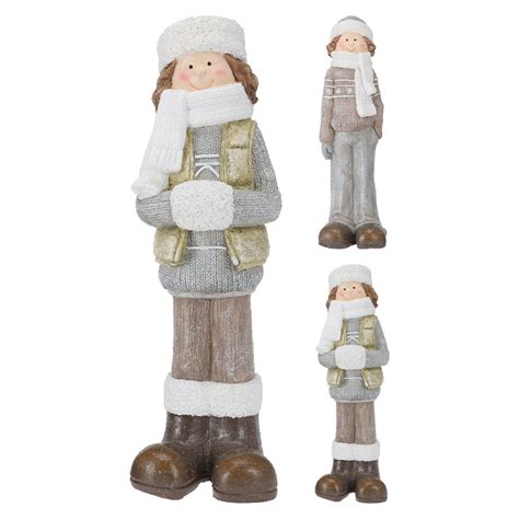 Pes v zimnom oblečení a topánkach