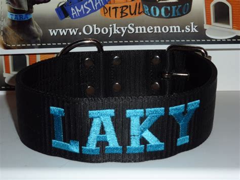 Montážny obrazok hotového personalizovaného obojka s vyšitým menom