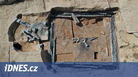 Archeologický nález spoločného hrobu lovca a psa - vlka z Alp