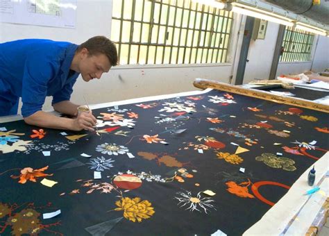 Muž pri práci v ateliéri