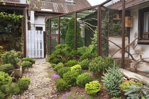 Ukážka záhrady s harmonicky začlenenou volierou